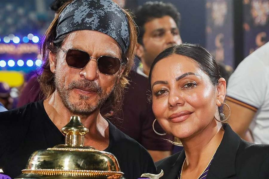 gauri khan turns protective for shah rukh khan makes internet gush