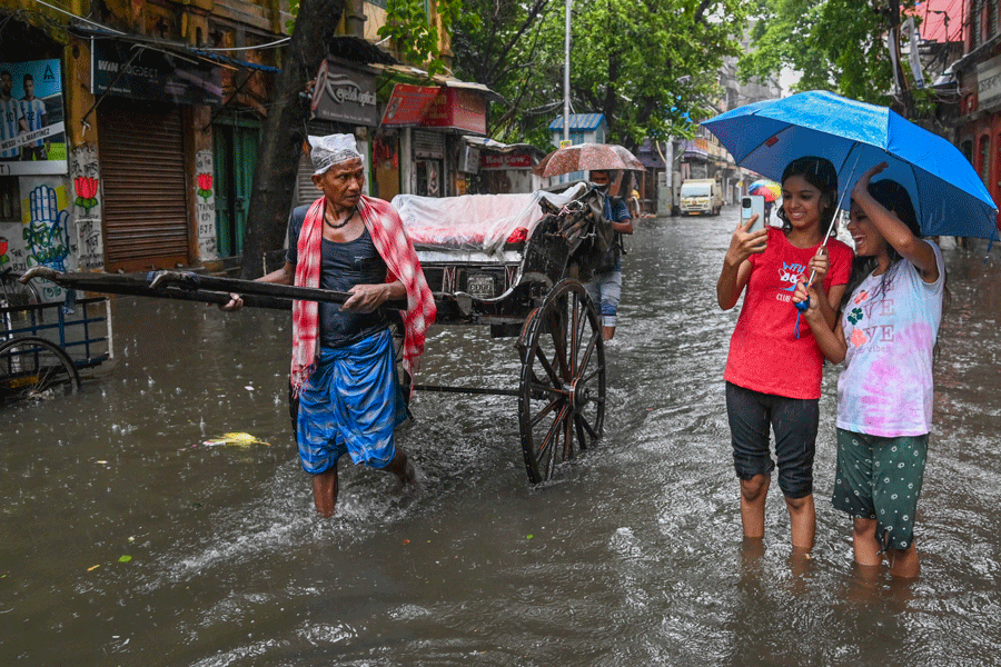 টানা বৃষ্টির দাপটে জলমগ্ন শহরের রাস্তা।