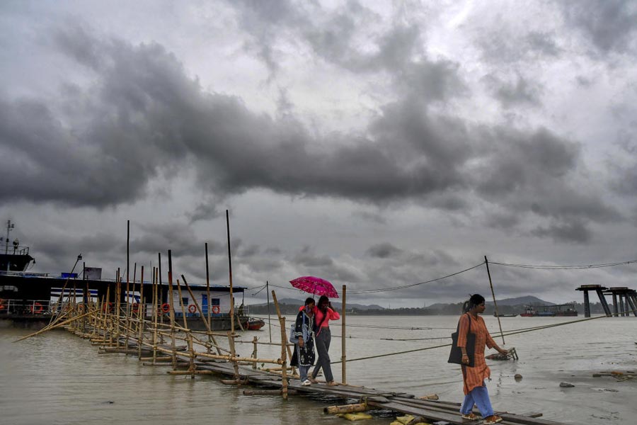 ক্রমশ শক্তি হারাচ্ছে ঘূর্ণিঝড় রেমাল।