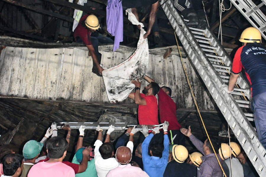 বস্তায় ভরে উদ্ধার করা হয়েছে ঝলসে যাওয়া দেহগুলি।