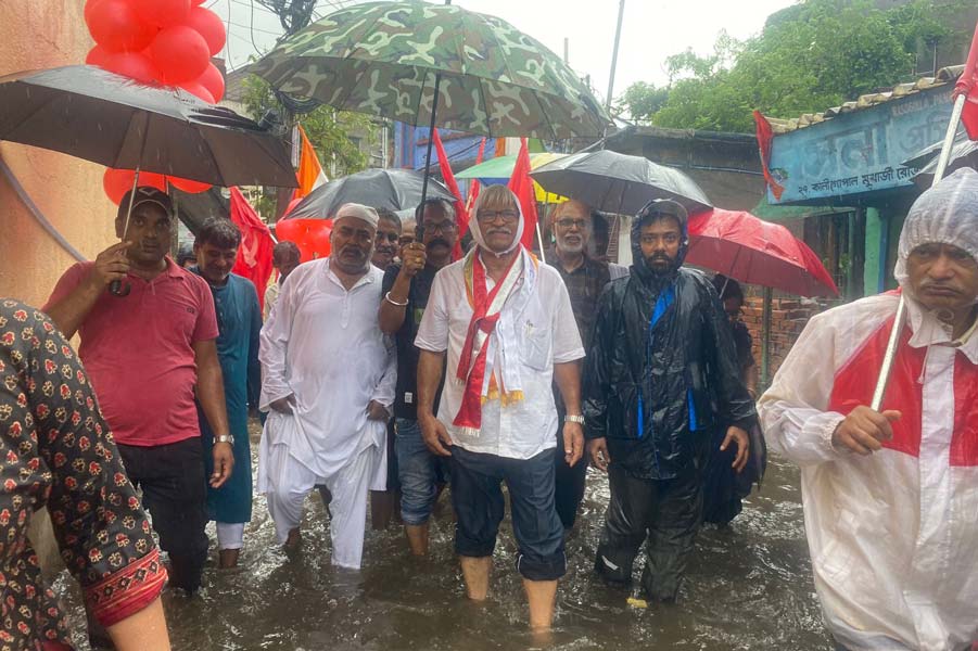 দমদম লোকসভা কেন্দ্রে জলমগ্ন এলাকায় সুজন চক্রবর্তী।