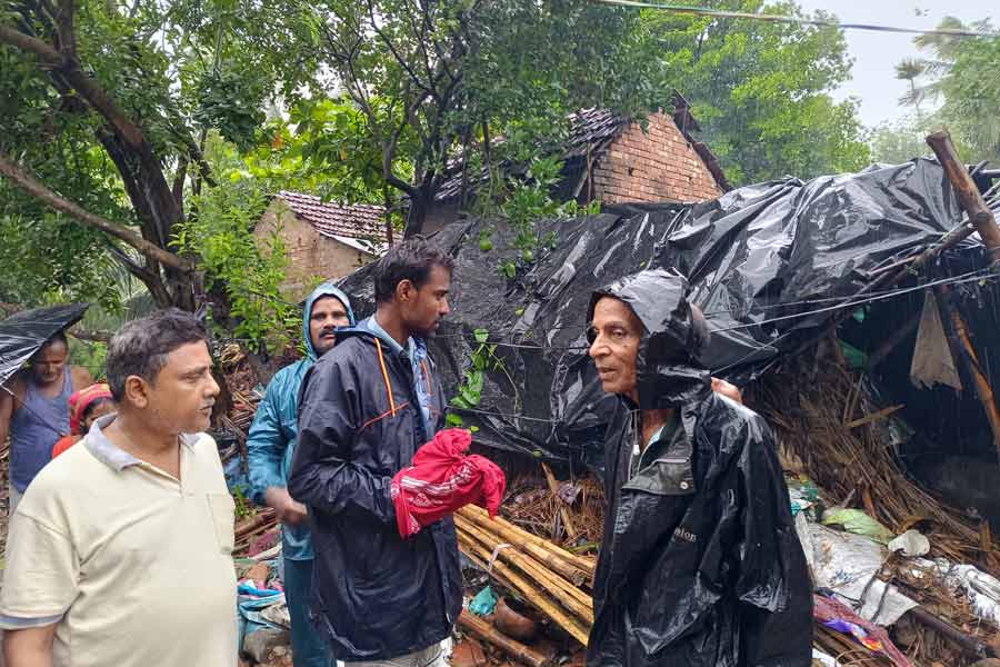 ডায়মন্ড হারবার লোকসভা কেন্দ্রের রায়পুর, গদাখালি বুড়ুল এলাকায় দুর্যোগে বিপন্ন মানুষের কাছে সিপিএম প্রার্থী প্রতীক-উর রহমান।