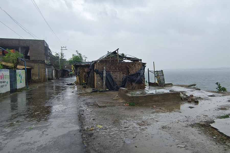 ঝোড়ো হাওয়ায় ছিঁড়ে গিয়েছে ত্রিপল।