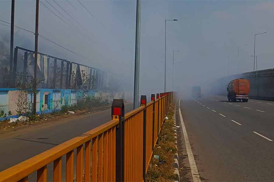 কালিপাহাড়ির ডাম্পিং গ্রাউন্ডে আগুন লাগায় ধোঁয়ায় ঢেকেছে লাগোয়া রাস্তা।