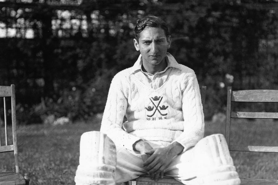 ভারতের প্রাক্তন ক্রিকেটার নবাব ইফতিকর আলি খান পটৌডি বানিয়েছিলেন পটৌডি প্যালেস। ইফতিকর সম্পর্কে সইফের ঠাকুরদা। তিনি ছিলেন পটৌডির নবাব। উত্তরাধিকার সূত্রে বর্তমানে এই প্যালেসে পরিবার-সহ থাকেন সইফ।