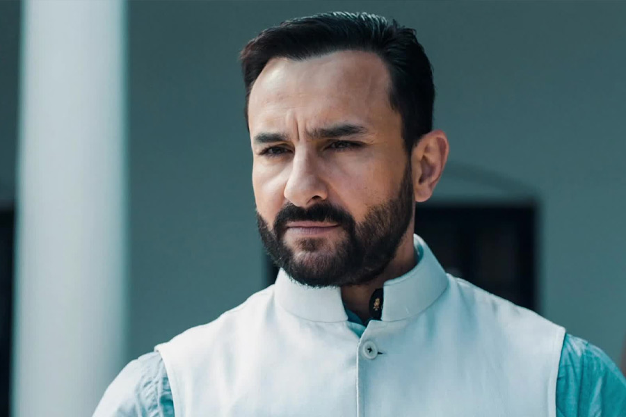 ‘তান্ডব’ ওয়েব সিরিজ়ে মুখ্যচরিত্রে অভিনয় করেন সইফ আলি খান। বলিপাড়ার অধিকাংশের দাবি, পটৌডি প্যালেসে সিরিজ়ের বহু দৃশ্য শুট করা হয়েছে।