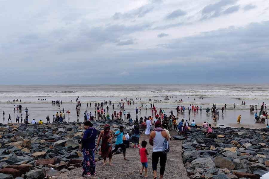 ওল্ড দিঘায় সোমবার সমুদ্র স্নানে পর্যটকদের ভিড়। ছবি: দিগন্ত মান্না 