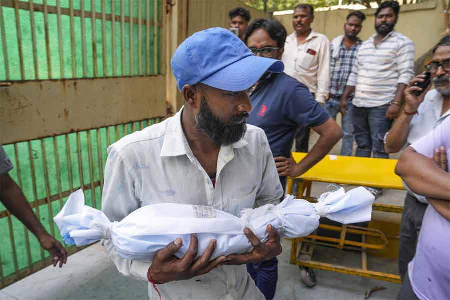 সদ্যোজাত শিশু সন্তানের মৃতদেহ হাতে হাসপাতালের সামনে বাবা।