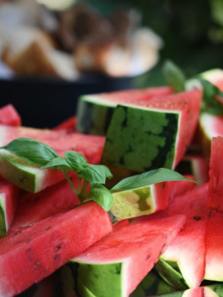 How to verify the fresh and sweet watermelon before buying