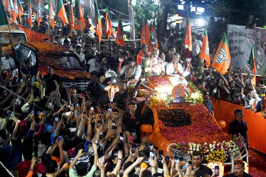 শ্যামবাজারের রোড-শোয়ে প্রধানমন্ত্রী নরেন্দ্র মোদী।