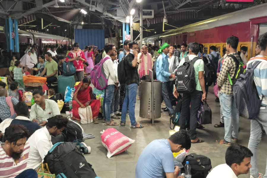 পাটনা রেল স্টেশনে পরীক্ষা দিতে বাংলার পরীক্ষার্থীরা।