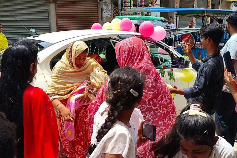 কন্যাসন্তান হওয়ায় খুশি পরিবার। হরিহরপাড়ায়।