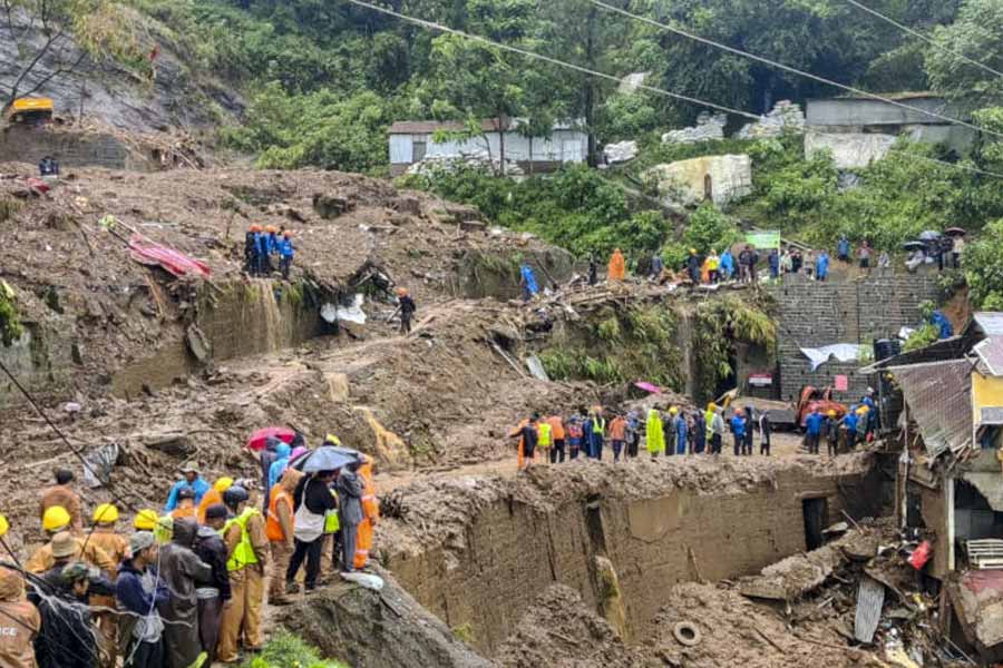 রেমালের জেরে ধসে পড়া পাথর খাদানে চলছে উদ্ধারকাজ। মঙ্গলবার আইজ়লে।