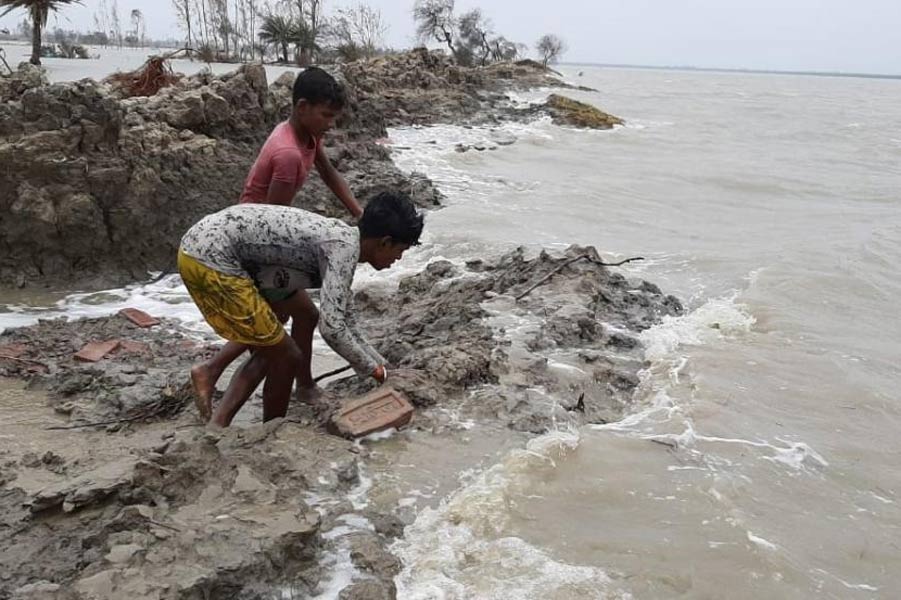 ধুয়ে গিয়েছে বাঁধা। ঠাইনাড়া বহু পরিবার। গোসাবায়।