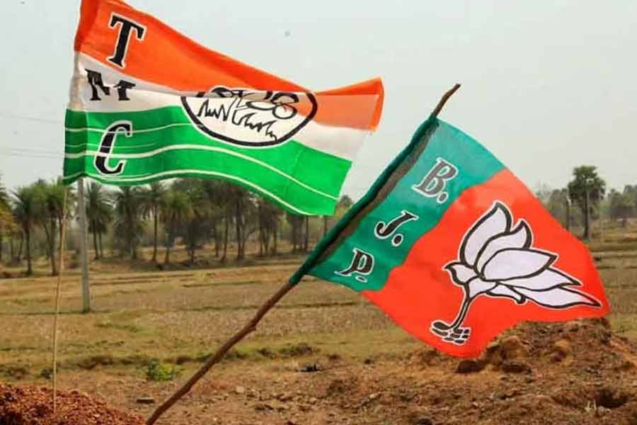 ২০২১ সালের বিধানসভা ভোটের আগে দলবদলের হিড়িক দেখা গিয়েছিল বঙ্গ রাজনীতিতে। রাজ্যের শাসকদল তৃণমূল ছেড়ে পদ্মশিবিরে যোগ দিয়েছিলেন অনেকে। বিধানসভা নির্বাচনে তৃণমূলের বিপুল জয়ের পর অবশ্য অনেক ‘ঘরের ছেলে’ ঘরে ফিরে এসেছিলেন। আগে বিজেপি করতেন, পরে তৃণমূলে যোগ দিয়েছেন, এমন উদাহরণও দেখা গিয়েছিল।