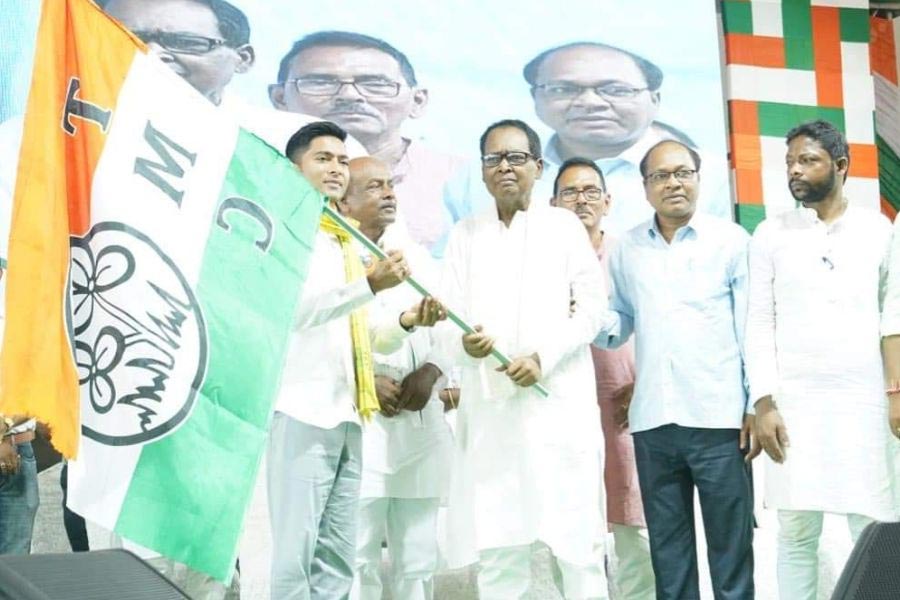 একনজরে দেখা যাক এ বারের নির্বাচনে দলের ঝান্ডা বদলে ‘দলবদলু’ হলেন কারা। তালিকায় সাম্প্রতিকতম সংযোজন কুনার হেমব্রম। গত ১৯ মে রাজ্যে ভোটপ্রচারে এসেছিলেন প্রধানমন্ত্রী নরেন্দ্র মোদী। রাজ্যে দু’টি জনসভা সেরে তখন তিনি মেদিনীপুরের পথে। সে সময়ই বিজেপিতে ধাক্কা! ঝাড়গ্রামের বিদায়ী বিজেপি সাংসদ কুনার যোগ দেন তৃণমূলে। জনসভায় তৃণমূলের সেনাপতি অভিষেক বন্দ্যোপাধ্যায়ের হাত থেকে তৃণমূলের পতাকা নিয়েছিলেন তিনি। বিজেপির তরফে অবশ্য জানানো হয়েছিল, তাদের ‘উচ্ছিষ্ট’ দলে নিচ্ছে তৃণমূল।