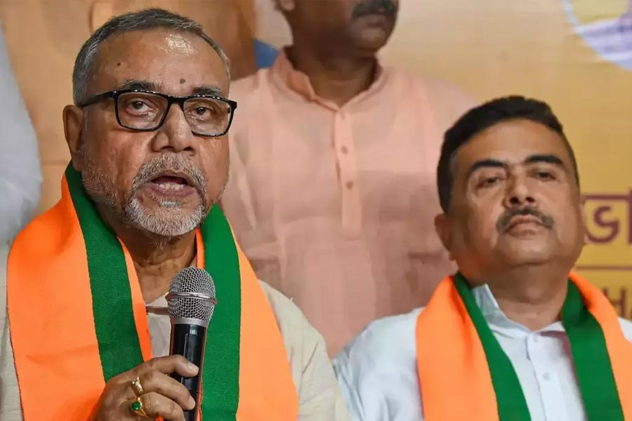 এর পরেই আসবে বরাহনগরের প্রাক্তন তৃণমূল বিধায়ক তাপস রায়ের নাম। গত ৬ মার্চ বিজেপিতে যোগ দেন তাপস। তৃণমূল এবং বিধায়কের পদ ছাড়েন তার কয়েক দিন আগে। তৃণমূল ছাড়ার কথা আনুষ্ঠানিক ভাবে জানিয়ে দলের বিরুদ্ধে ক্ষোভ উগরে দিয়েছিলেন তাপস। তাঁর দলত্যাগের প্রসঙ্গে আরও একটি নাম উঠে এসেছিল। তিনি কলকাতা উত্তর লোকসভার তৃণমূল প্রার্থী সুদীপ বন্দ্যোপাধ্যায়। তাঁর সঙ্গে তাপসের সম্পর্ক তৃণমূলে বরাবর ‘মধুর’ই ছিল। দলত্যাগের কথা ঘোষণার সময়েই তাপস জানান, তাঁর বাড়িতে ইডি হানার নেপথ্যে সুদীপের ‘হাত’ রয়েছে। তাপস বিজেপিতে যোগদানের পর লোকসভা নির্বাচনে তাঁকে সুদীপের বিরুদ্ধে কলকাতা উত্তরেই টিকিট দিয়েছে বিজেপি। 