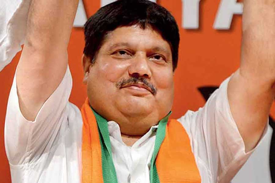 তালিকায় পরের নাম ব্যারাকপুরের বিদায়ী সাংসদ অর্জুন সিংহের। বহু বছর ধরে ভাটপাড়ার তৃণমূল বিধায়ক থাকার পরে ২০১৯ সালে বিজেপির টিকিটে ব্যারাকপুরের সাংসদ হন অর্জুন। কিন্তু ২০২১-এর বিধানসভা নির্বাচনের পর তিনি আবার তৃণমূলে ফেরেন। ২০২৪ সালের লোকসভা নির্বাচনে ব্যারাকপুর থেকে তৃণমূলের টিকিট পাওয়ার আশায় ছিলেন। কিন্তু তৃণমূল তাঁকে টিকিট দেয়নি। এর পর ‘অভিমানে’ আবার দল বদলান তিনি। গত ১৫ মার্চ তৃণমূল ছেড়ে আবার বিজেপিতে যান বিক্ষুব্ধ অর্জুন। টিকিটও পান। 