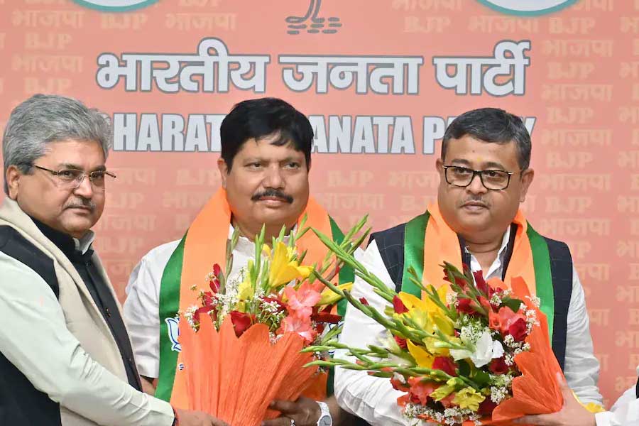 তিনি তৃণমূলের বিদায়ী সাংসদ। তবে ২০২১ সালে পুত্র শুভেন্দু অধিকারী তৃণমূল ছেড়ে বিজেপিতে যাওয়ার পর থেকেই শিশির অধিকারীর সঙ্গে তৃণমূলের দূরত্ব যোজন। নামেই ছিলেন তৃণমূলে। বাকি সবটুকু পদ্মশিবিরে সমর্পিত। গত বছরের  পঞ্চায়েত নির্বাচনে পূর্ব মেদিনীপুরে একের পর এক পঞ্চায়েত সমিতির স্থায়ী সমিতি নির্বাচনে বিজেপিকে সমর্থন করা নিয়ে তাঁর দিকে আঙুল তুলেছিল রাজ্যের শাসকশিবির। লোকসভা ভোটের আগে তিনি পুরোপুরি বিজেপিতে। প্রার্থী ঘোষণার আগেই শিশিরের ‘ভবিষ্যদ্বাণী’ ছিল, বাংলার ৪২ আসনের ৪২টিতেই জিতবে বিজেপি। পরে পুত্র সৌমেন্দু অধিকারীকে বিজেপি তাঁরই লোকসভা কাঁথি থেকে প্রার্থী করার পর শিশির জানান, অনেক আগে থেকেই অধিকারী পরিবার বিজেপিতে। তাঁর আর আলাদা করে বিজেপিতে আনুষ্ঠানিক ভাবে যোগ দেওয়ার প্রয়োজন নেই। শিশিরের মতো তাঁর পুত্র দিব্যেন্দু অধিকারীও তৃণমূলের বিদায়ী সাংসদ। তিনিও তৃণমূল থেকে দূরে। পিতা আনুষ্ঠানিক ভাবে বিজেপিতে যোগ না দিলেও গত ১৫ মার্চ আনুষ্ঠানিক ভাবে বিজেপিতে যোগ দিয়েছেন দিব্যেন্দু।