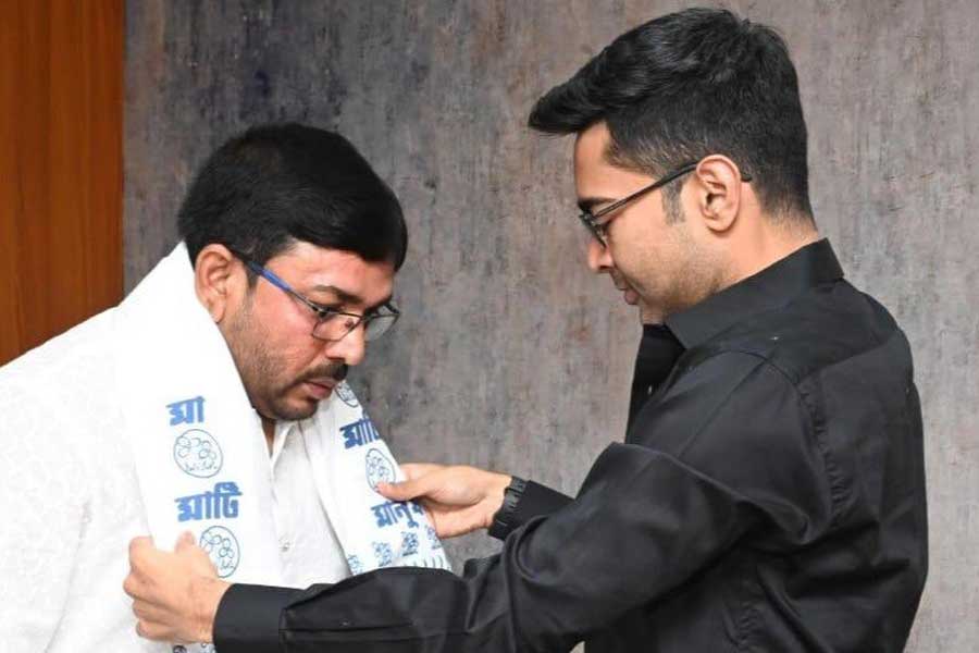 কোতুলপুরের বিজেপি বিধায়ক হরকালী প্রতিহারও দলবদল করেছিলেন বিষ্ণুপুর লোকসভার টিকিটের আশায়। বিজেপি ছেড়ে তৃণমূলে যোগ দেন তিনি। যদিও তৃণমূল তাঁকে বিষ্ণুপুরের প্রার্থী করেনি। শাসকদল ওই কেন্দ্রে প্রার্থী করেছে বিদায়ী সাংসদ সৌমিত্র খাঁর প্রাক্তন স্ত্রী সুজাতাকে।