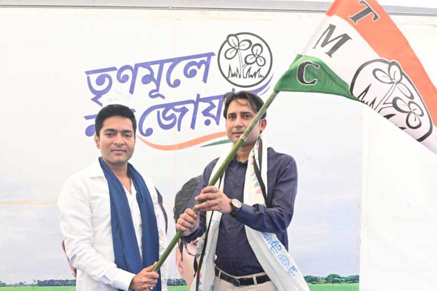 বাম এবং কংগ্রেস জোটকে ধাক্কা দিয়ে গত বছরের ২৯ মে তৃণমূলে যোগ দিয়েছিলেন সাগরদিঘির কংগ্রেস বিধায়ক বাইরন বিশ্বাস। সাগরদিঘির উপনির্বাচনে কংগ্রেসের টিকিটে জেতার তিন মাসের মধ্যে জোড়াফুল শিবিরে যোগ দেন তিনি। পশ্চিম মেদিনীপুরের ঘাটালে তৃণমূলের সর্বভারতীয় সাধারণ সম্পাদক অভিষেক বন্দ্যোপাধ্যায়ের হাত থেকে পতাকা নেন বাইরন। বিধানসভায় কংগ্রেসের একমাত্র বিধায়ক ছিলেন তিনি। ফলে তিনি দলত্যাগ বিরোধী আইনের আওতাতেও পড়েননি।