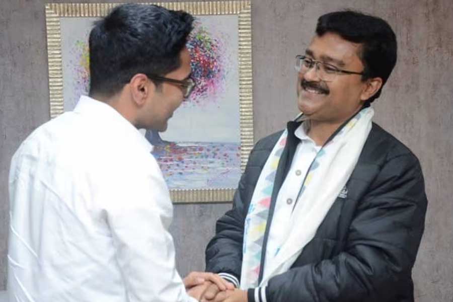 গত বছরের ৫ ফেব্রুয়ারি বিজেপি পরিষদীয় দলেও ভাঙন ধরে। কলকাতায় এসে তৃণমূলে যোগ দেন আলিপুরদুয়ারের বিজেপি বিধায়ক সুমন কাঞ্জিলাল। অভিষেক বন্দ্যোপাধ্যায় তাঁর ক্যামাক স্ট্রিটের দফতরে সুমনকে উত্তরীয় পরিয়ে দলে আনুষ্ঠানিক যোগদান করান। 