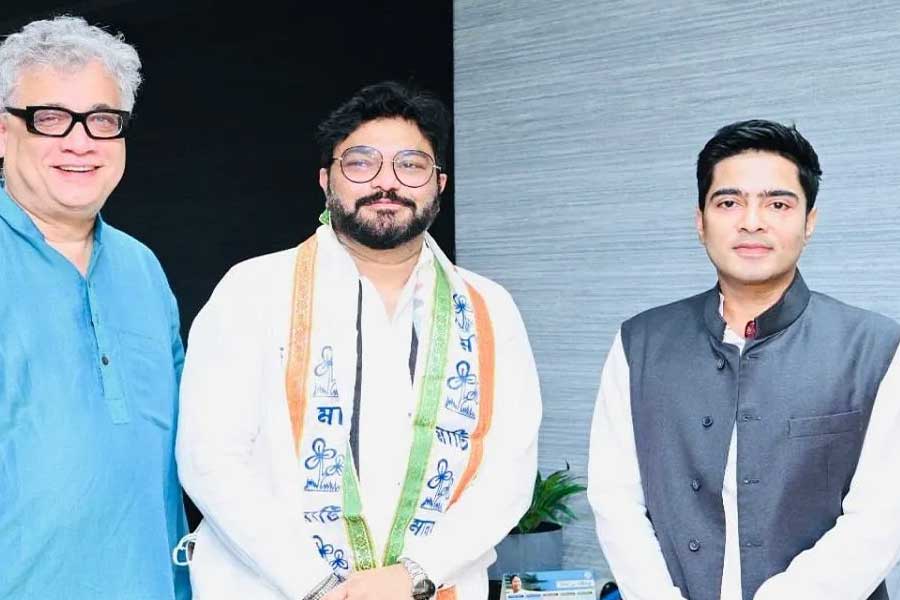 ২০১৪ সালে লোকসভা ভোটে বিজেপি-র টিকিটে আসানসোল থেকে প্রার্থী হয়েছিলেন বাবুল সুপ্রিয়। সেখানে জিতে কেন্দ্রীয় প্রতিমন্ত্রীও হন। ২০১৯-এর লোকসভা নির্বাচনে আরও বড় ব্যবধানে জেতেন তিনি। সে বারও মোদীর মন্ত্রিসভায় ঠাঁই পেয়েছিলেন। কিন্তু পরে মন্ত্রিসভা সম্প্রসারণে বাদ পড়েন। মন্ত্রিত্ব থেকে বাদ পড়ার পরেই বিজেপি ছাড়ার কথা ঘোষণা করেন তিনি। ২০২১-এর সেপ্টেম্বরে তৃণমূলে যোগ দেন। তার পরে বালিগঞ্জ উপনির্বাচনে তৃণমূলের প্রার্থী হয়ে বিধায়ক হন বাবুল। এখন তিনি রাজ্যের মন্ত্রী।