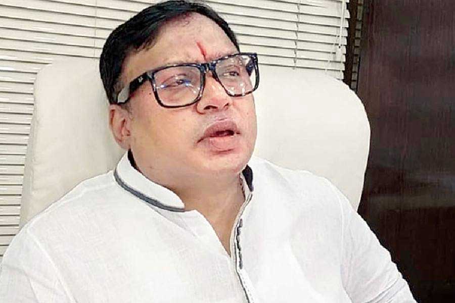  ২০২১ সালের বিধানসভা ভোটের আগেই তৃণমূল ছেড়ে বিজেপিতে গিয়েছিলেন কৃষ্ণ কল্যাণী। রায়গঞ্জ কেন্দ্রে বিজেপির টিকিট পেয়ে জিতেও যান তিনি। কিন্তু বিধায়ক হওয়ার কয়েক মাসের মধ্যেই রায়গঞ্জের বিদায়ী সাংসদ তথা প্রাক্তন কেন্দ্রীয় প্রতিমন্ত্রী দেবশ্রী চৌধুরীর সঙ্গে বিরোধ শুরু হয় তাঁর। তার পরেই বিজেপি ছেড়ে ‘ঘর ওয়াপসি’ হয় কৃষ্ণের। কৃষ্ণকে এ বার রায়গঞ্জ লোকসভা আসন থেকে প্রার্থীও করেছে তৃণমূল।