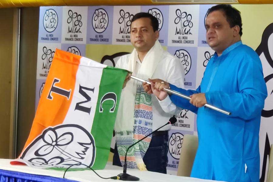 ২০২১ সালের বিধানসভা নির্বাচনে বিজেপির টিকিটে জিতেও কয়েক মাসের মধ্যেই বিষ্ণুপুরের বিধায়ক তন্ময় ঘোষ তৃণমূলে যোগ দেন। তাঁর তৃণমূলে আসা নিয়ে গুঞ্জন উঠতে শুরু করে মল্লভূমে। সেই জল্পনা উস্কে দেয় তন্ময়ের রাজনৈতিক কার্যকলাপও। দলের অধিকাংশ কর্মসূচিতে অনুপস্থিত থাকতে শুরু করেন তিনি। যা নিয়ে বিজেপির অন্দরেও প্রশ্ন উঠতে শুরু করে। এর পর জল্পনা সত্যি করে তৃণমূলে যোগ দেন বিষ্ণুপুরের বিধায়ক।