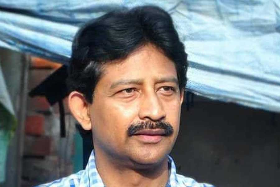 ২০২১ সালের বিধানসভা ভোটের আগে মন্ত্রিত্ব এবং তৃণমূল ছেড়ে বিজেপিতে যোগ দিয়েছিলেন রাজীব বন্দ্যোপাধ্যায়। তবে নিজের কেন্দ্র ডোমজুড়ে হারেন। তার পর বেশ কয়েক দিন বাংলার রাজনীতি থেকে ‘উধাও’ ছিলেন! বিজেপির সঙ্গেও দূরত্ব বাড়ে। ২০২১ সালেই ত্রিপুরার রাজধানী আগরতলায় গিয়ে অভিষেক বন্দ্যোপাধ্যায়ের হাত ধরে তৃণমূলে ফেরেন। দায়িত্ব পান ত্রিপুরায় তৃণমূলের সংগঠন পোক্ত করার। তবে খুব দাগ কাটতে পারেননি। এই লোকসভা ভোটে কাঁথি এবং তমলুক কেন্দ্রে ভোটের কাজ দেখাশোনার দায়িত্ব তাঁর কাঁধেই দিয়েছে তৃণমূল।