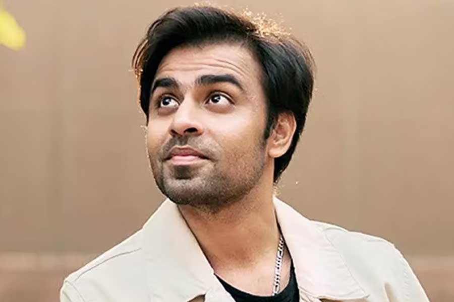 শোনা যায়, ‘পঞ্চায়েত ৩’-এ অভিনয় করে মোট ৫ লক্ষ ৬০ হাজার টাকা আয় করেছেন জীতেন্দ্র। সিরিজ়ে যে তারকারা অভিনয় করেছেন, উপার্জনের নিরিখে তাঁদের সকলকে টপকে গিয়েছেন জীতেন্দ্র।