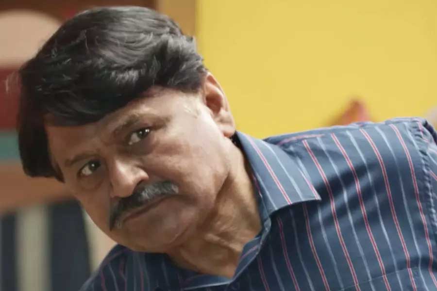 ‘পঞ্চায়েত’ সিরিজ়ে গ্রামপ্রধানের স্বামীর চরিত্রে অভিনয় করেছেন রঘুবীর যাদব। ওটিটির পর্দায় রঘুবীর এবং নীনার জুটি দর্শকেরও মনে ধরে।