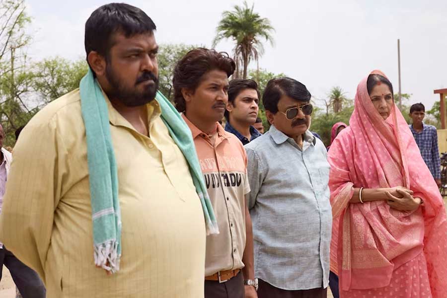 বলিপাড়ার অধিকাংশের দাবি, ‘পঞ্চায়েত ৩’ সিরিজ়ের প্রতি পর্বে অভিনয় করে ৪০ হাজার টাকা উপার্জন করেছেন রঘুবীর। 