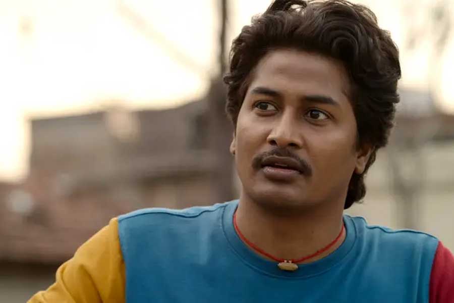 ‘পঞ্চায়েত’-এর হাত ধরেই অভিনয়জগতে কেরিয়ার শুরু করেন চন্দন রায়। এই সিরিজ়ে হাস্যরসে পরিপূর্ণ চরিত্রে অভিনয় করে দর্শকের মনে জায়গা করে নেন তিনি।