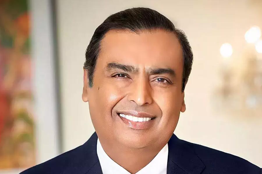 যুদ্ধরত সেই রাশিয়ার সঙ্গেই এ বার চুক্তি করলেন ভারতের ধনীতম শিল্পপতি মুকেশ অম্বানী। তাঁর সংস্থা রিলায়্যান্স ইন্ডাস্ট্রিজ় রাশিয়ার কাছ থেকে তেল কিনবে। সেই অনুযায়ী দীর্ঘমেয়াদি চুক্তিতে স্বাক্ষর করেছেন অম্বানী।