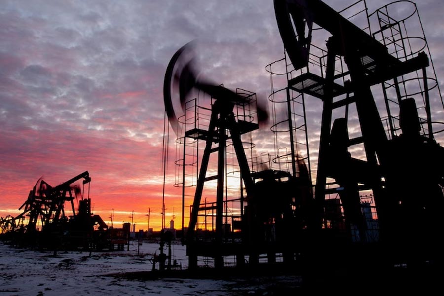 চুক্তির শর্ত বলছে, তেলের টাকা ভারতীয় মুদ্রায় রাশিয়াকে দিতে পারবে না রিলায়্যান্স। আমেরিকান ডলারেও দাম দেওয়া যাবে না। অম্বানীকে তেলের দাম দিতে হবে রাশিয়ান মুদ্রা রুবলে।