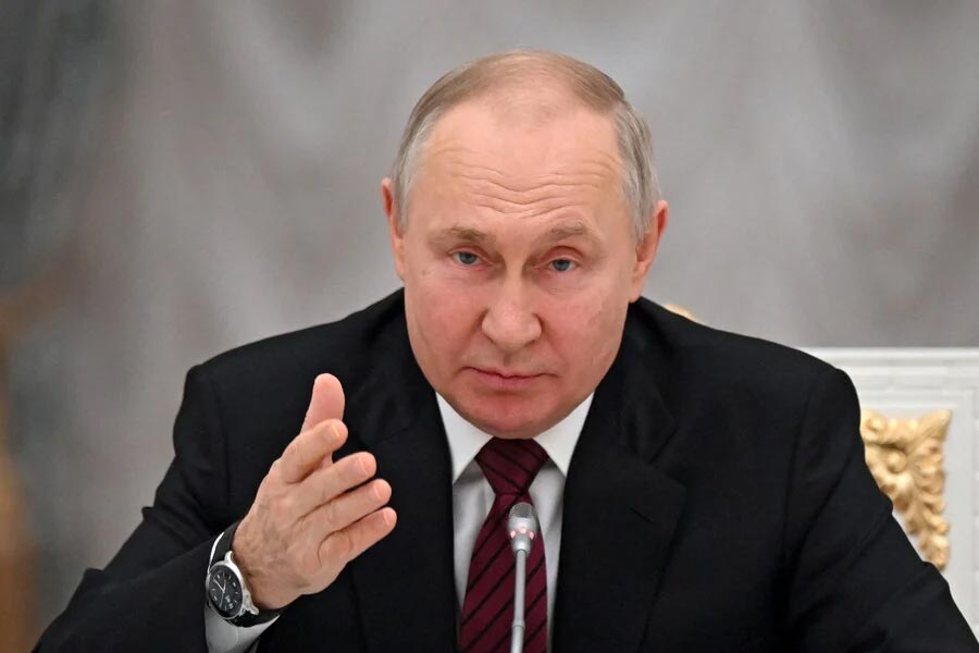 ইউক্রেনের বিরুদ্ধে যুদ্ধ ঘোষণার পর থেকে আমেরিকা, ইউরোপ-সহ পশ্চিমের দেশগুলি রাশিয়ার উপর একাধিক বাণিজ্যিক নিষেধাজ্ঞা আরোপ করেছে। যার ফলে আন্তর্জাতিক বাণিজ্যের ক্ষেত্রে কিছুটা হলেও কোণঠাসা হয়েছেন ভ্লাদিমির পুতিন।