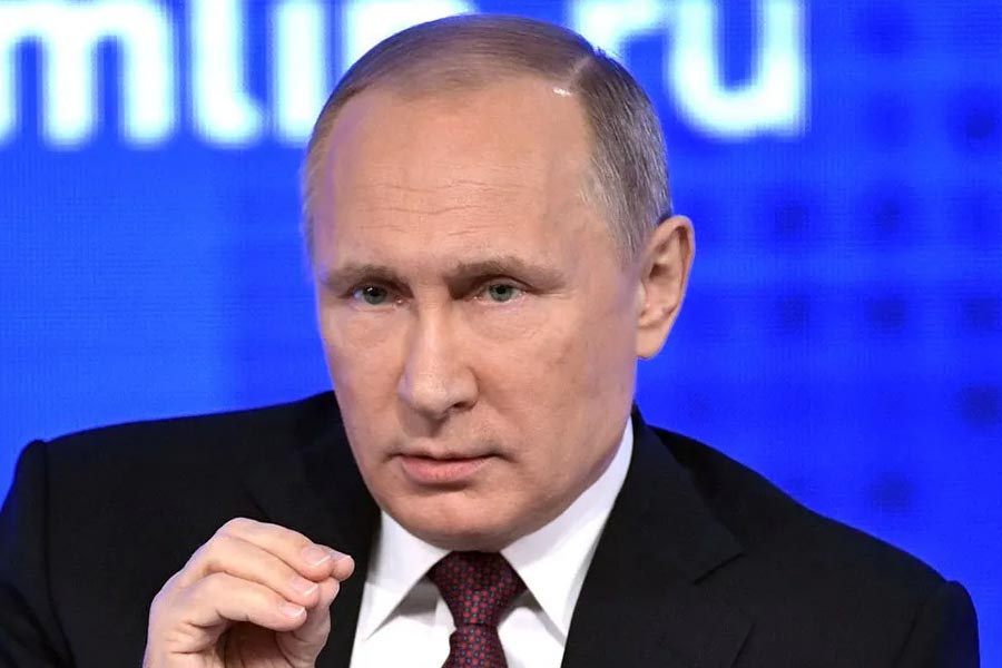 সেই কারণেই রিলায়্যান্সের সঙ্গে তেলের চুক্তিতে ভারতীয় কিংবা আমেরিকান মুদ্রা নিতে রাজি হননি পুতিন। রাশিয়ান রুবলকে তিনি বাণিজ্যিক লেনদেনের বিকল্প মাধ্যম হিসাবে গড়ে তুলতে চাইছেন বলে মত পর্যবেক্ষকদের।