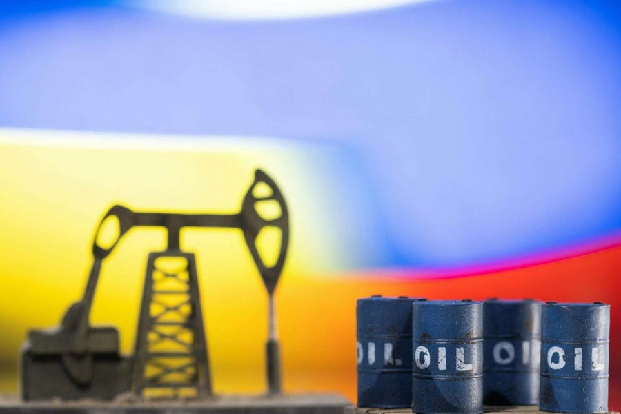 ভারতের টাকা বেশি দামি হওয়ায়, সেই টাকায় তেলের ব্যবসা করলে রাশিয়ার বড় একটা লাভ হত না। রিলায়্যান্সের সঙ্গে চুক্তির শর্ত নির্ধারণের সময়ে পুতিন সেই বিষয়টিও মাথায় রেখেছিলেন বলে মনে করা হচ্ছে।