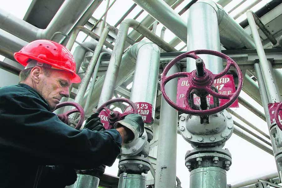 বিশ্বের তৃতীয় বৃহত্তম তেল আমদানিকারক দেশ ভারত। ইউক্রেন-যুদ্ধ শুরু হওয়ার পর রাশিয়ার তেলের সবচেয়ে বড় ক্রেতাও হয়ে উঠেছে নয়াদিল্লি। এত দিন রাশিয়ার কাছ থেকে তেল কিনে চিন, সৌদি আরবের মুদ্রায় দাম মেটাচ্ছিল ভারত। এ ছাড়া, কোনও কোনও ক্ষেত্রে ভারতের মুদ্রাও দেওয়া হচ্ছিল রাশিয়াকে। অম্বানীকে দিতে হবে রাশিয়ান মুদ্রা।