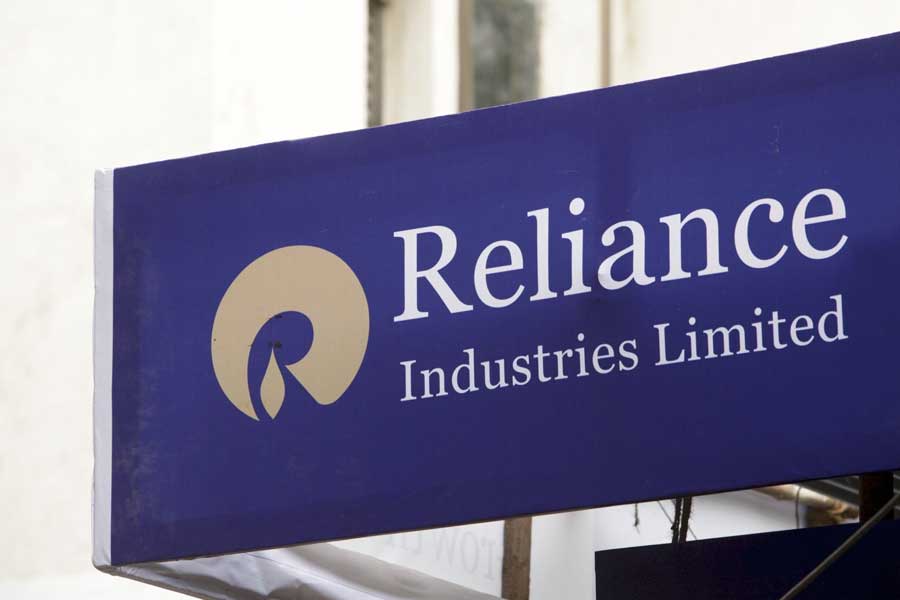 তেল পরিশোধন করে তেলজাত দ্রব্য ভারতের বাজারে তৈরি করবে অম্বানীর রিলায়্যান্স। তার পর আন্তর্জাতিক বাজারে তা রফতানি করা হবে। অম্বানীর সংস্থার হাত ধরে নয়াদিল্লির ঘরে আসবে বিদেশি মুদ্রা। সমৃদ্ধ হবে ভারতের বাজারও।