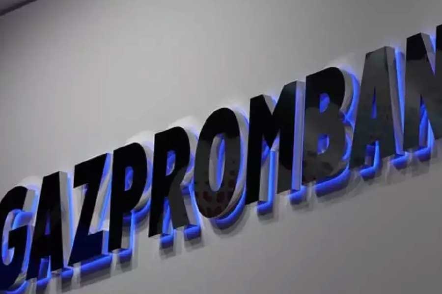 রয়টার্সের রিপোর্ট অনুযায়ী, রাশিয়ার থেকে কেনা তেলের দাম এইচডিএফসি ব্যাঙ্কের মাধ্যমে মেটাবেন অম্বানী। ওই ব্যাঙ্ক থেকে টাকা যাবে রাশিয়ার গ্যাজ়প্রোম ব্যাঙ্কে। এই দুই ব্যাঙ্কের সঙ্গেও সেই মর্মে চুক্তি হয়েছে।