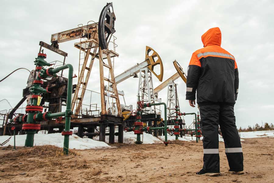 রাশিয়া থেকে তেল কিনে তাদের রাশিয়ান মুদ্রাতেই টাকা দেওয়া হলে তো খালি হবে ভারতের ভান্ডার! প্রশ্ন হল, রাশিয়া-রিলায়্যান্সের এই চুক্তিতে ভারত কেন আগ্রহী? এতে নয়াদিল্লির কী লাভ হবে?