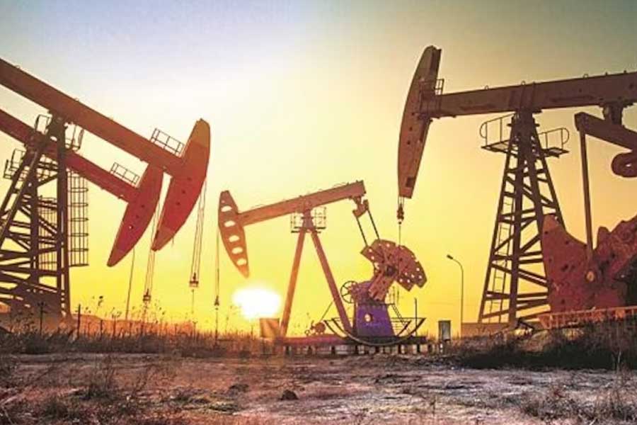 পর্যবেক্ষকদের মতে, এই দীর্ঘমেয়াদি চুক্তি ভারতের জন্য আশীর্বাদ হয়ে দেখা দিতে পারে। কারণ, রাশিয়ার থেকে তেল কিনে সেই তেলে ব্যবসা করবে ভারতই। তুলে নেবে বিনিয়োগের চেয়ে কয়েক গুণ বেশি টাকা।