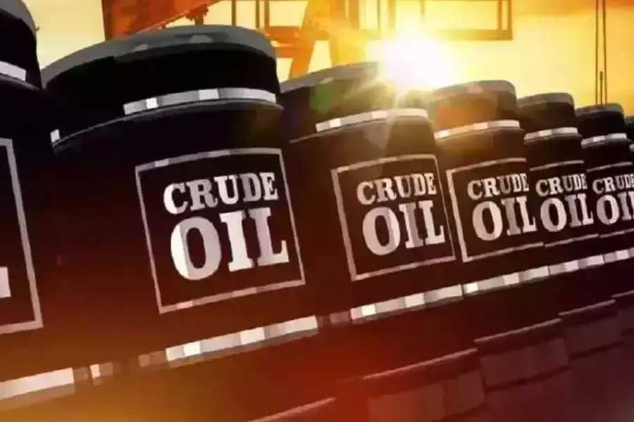 ভারত থেকে প্রতি বছর যা কিছু বিদেশে রফতানি করা হয়, সেই তালিকায় এই মুহূর্তে দ্বিতীয় স্থানে রয়েছে পেট্রোলিয়ামজাত দ্রব্য। অর্থাৎ, ভারতের বাজারে খনিজ তেল থেকে প্রস্তুত করা দ্রব্যের চাহিদা রয়েছে বিদেশে। অম্বানীর সঙ্গে রাশিয়ার চুক্তিতে দেশের রফতানি শিল্প সমৃদ্ধ হতে পারে।