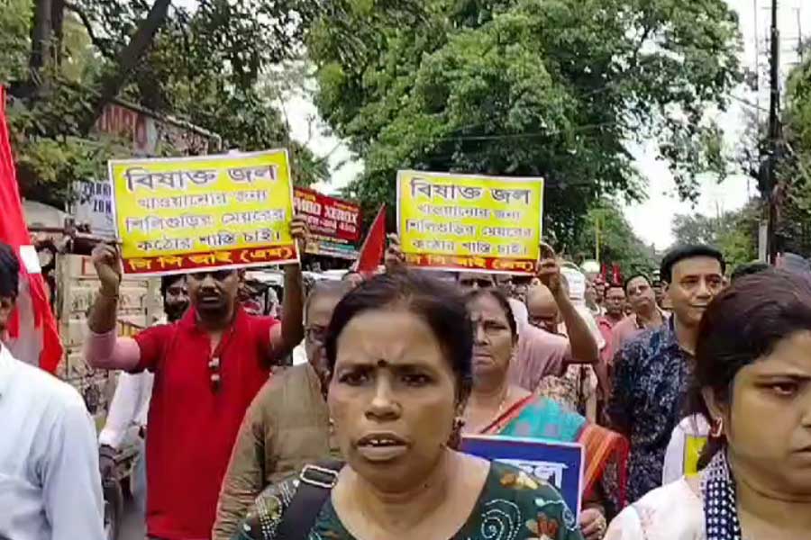 শিলিগুড়িতে জলের দাবিতে বিক্ষোভ।