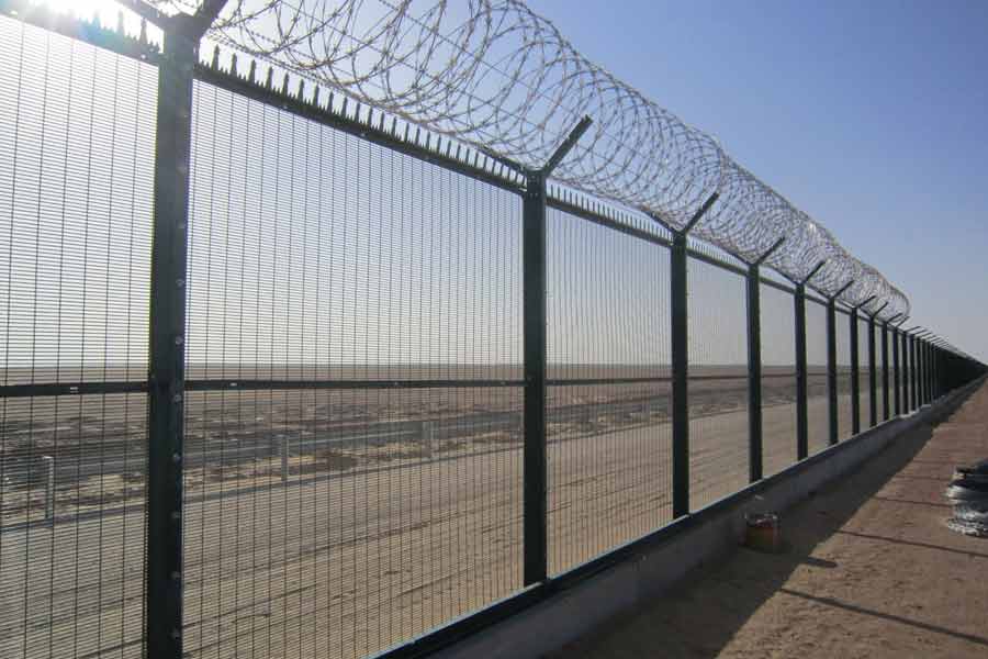 আধুনিক বিশ্বে সচরাচর কোনও দেশ অপর দেশের বিরুদ্ধে যুদ্ধ ঘোষণা করলে ক্ষেপণাস্ত্র, রকেট, পরমাণু বোমার মতো অস্ত্র ব্যবহার করে থাকে। কিন্তু পড়শি দেশের বিরুদ্ধে ময়লাভর্তি প্যাকেটকে অস্ত্র বানানো এক অভিনব ঘটনা।