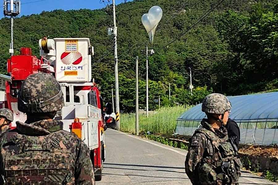 দক্ষিণ কোরিয়ার সংবাদমাধ্যমগুলি সেই বেলুনগুলির কিছু ছবি প্রকাশ করেছে। দেখা যাচ্ছে, বেলুনের নীচে বাঁধা কালো পলিথিন। তার ভিতরে রয়েছে আবর্জনা, পশুপাখির মলও!
