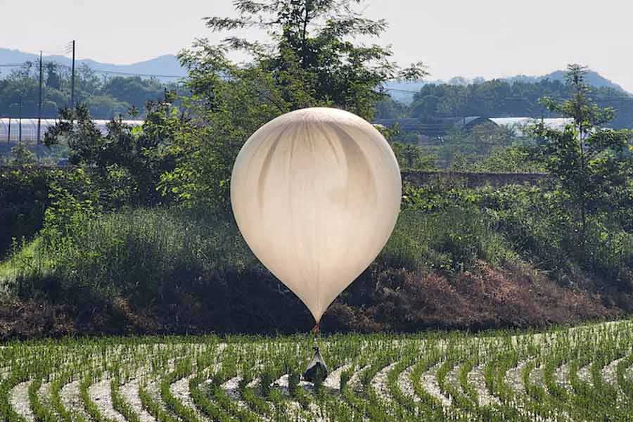 আর এই অভিনব ঘটনার সাক্ষী রইল দক্ষিণ কোরিয়া। গত বুধবার দক্ষিণ কোরিয়ার উত্তর সীমান্তবর্তী অঞ্চলে হঠাৎ কিছু সাদা বেলুন উড়তে দেখা যায়। বেলুনগুলি ধীর গতিতে নেমে আসে মাটিতে।
