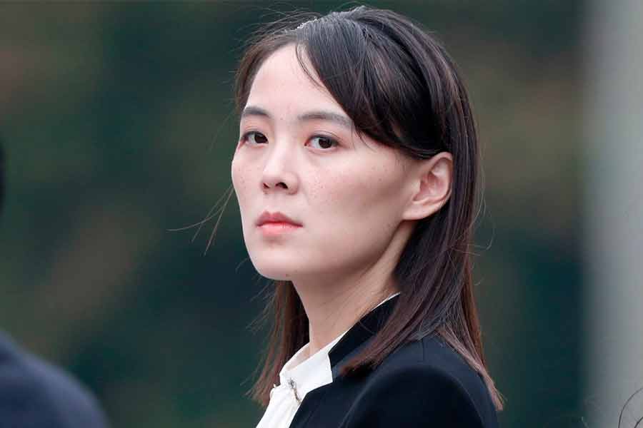 ‘লেডি কিম’ সংবাদ সংস্থাটিকে জানিয়েছেন, তাঁরা বেলুনের সঙ্গে টয়লেট পেপার এবং আরও নানা বর্জ্য পদার্থ দক্ষিণ কোরিয়ার সীমান্তবর্তী অঞ্চলে পাঠিয়ে দিয়েছেন। কী কারণে তাঁদের এই পদক্ষেপ, তা-ও জানিয়েছেন কিম জং জনের বোন।